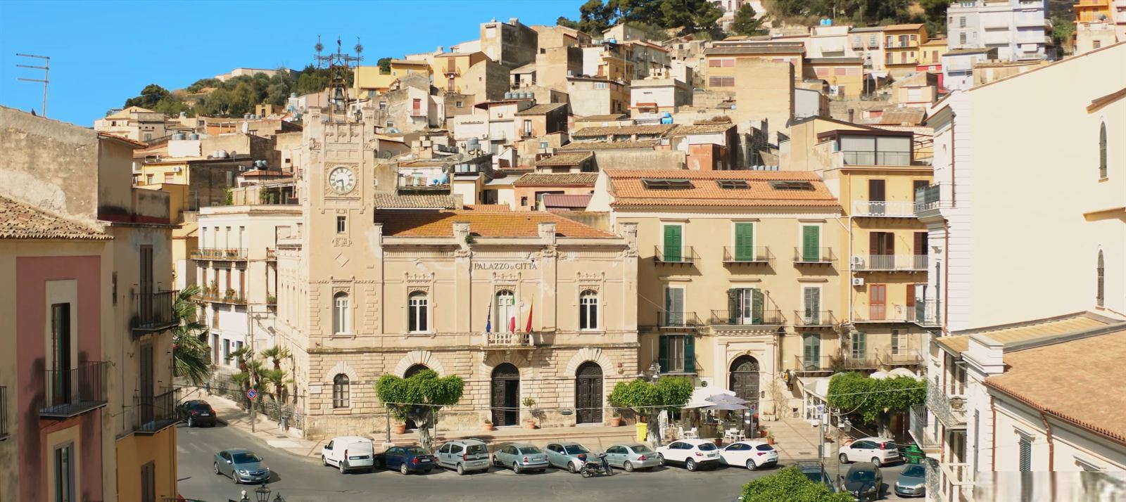 Piazza Progresso a Licata con il Palazzo di Città